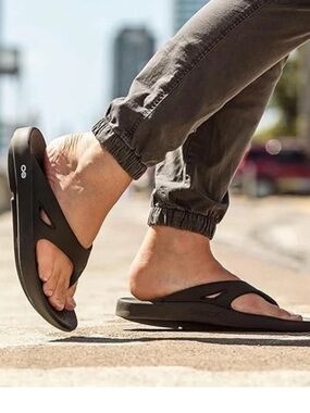 OOFOS Black  Foam Flip Flop Sandals